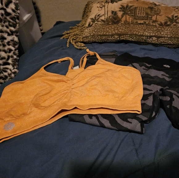 Golden Aesthetics Seamless Camo leggings and Orange themeless spots bra size L - Picture 6 of 12
